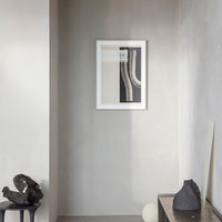 Alium(アリウム)は、デンマーク・コペンハーゲン発のアートとインテリアの融合を目指すポスターブランドかつギャラリーです。2010年代半ばにThe Poster Club創業者トーマスニッセン氏らによって設立され、歴史あるフレデリクスベルク市庁舎横の建物を拠点に、限定アート作品とオブジェを展示・販売しています。カラーや構図にこだわったポスターは、北欧的なスローライフや自然美を背景としつつ、無機質でミニマルな空間にも調和します。クラフトマンシップとデザイン性を重視し、アーティストとの協働によるオリジナリティ溢れる作品を通じて、「暮らしを美と創造性で豊かにする」姿勢を訴求しています。ギャラリーでは巡回展やアートイベントを定期開催し、既成のインテリア領域に留まらない文化的な体験の場を提供。ポスターという商材を媒介にしながらも、生活空間とアート空間の垣根を解き、個々の感性に触発を与えることをミッションとしています。