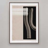 Alium(アリウム)は、デンマーク・コペンハーゲン発のアートとインテリアの融合を目指すポスターブランドかつギャラリーです。2010年代半ばにThe Poster Club創業者トーマスニッセン氏らによって設立され、歴史あるフレデリクスベルク市庁舎横の建物を拠点に、限定アート作品とオブジェを展示・販売しています。カラーや構図にこだわったポスターは、北欧的なスローライフや自然美を背景としつつ、無機質でミニマルな空間にも調和します。クラフトマンシップとデザイン性を重視し、アーティストとの協働によるオリジナリティ溢れる作品を通じて、「暮らしを美と創造性で豊かにする」姿勢を訴求しています。ギャラリーでは巡回展やアートイベントを定期開催し、既成のインテリア領域に留まらない文化的な体験の場を提供。ポスターという商材を媒介にしながらも、生活空間とアート空間の垣根を解き、個々の感性に触発を与えることをミッションとしています。