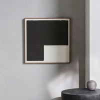 Alium(アリウム)は、デンマーク・コペンハーゲン発のアートとインテリアの融合を目指すポスターブランドかつギャラリーです。2010年代半ばにThe Poster Club創業者トーマスニッセン氏らによって設立され、歴史あるフレデリクスベルク市庁舎横の建物を拠点に、限定アート作品とオブジェを展示・販売しています。カラーや構図にこだわったポスターは、北欧的なスローライフや自然美を背景としつつ、無機質でミニマルな空間にも調和します。クラフトマンシップとデザイン性を重視し、アーティストとの協働によるオリジナリティ溢れる作品を通じて、「暮らしを美と創造性で豊かにする」姿勢を訴求しています。ギャラリーでは巡回展やアートイベントを定期開催し、既成のインテリア領域に留まらない文化的な体験の場を提供。ポスターという商材を媒介にしながらも、生活空間とアート空間の垣根を解き、個々の感性に触発を与えることをミッションとしています。