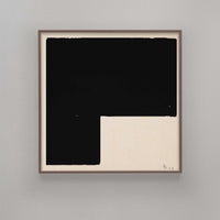 Alium(アリウム)は、デンマーク・コペンハーゲン発のアートとインテリアの融合を目指すポスターブランドかつギャラリーです。2010年代半ばにThe Poster Club創業者トーマスニッセン氏らによって設立され、歴史あるフレデリクスベルク市庁舎横の建物を拠点に、限定アート作品とオブジェを展示・販売しています。カラーや構図にこだわったポスターは、北欧的なスローライフや自然美を背景としつつ、無機質でミニマルな空間にも調和します。クラフトマンシップとデザイン性を重視し、アーティストとの協働によるオリジナリティ溢れる作品を通じて、「暮らしを美と創造性で豊かにする」姿勢を訴求しています。ギャラリーでは巡回展やアートイベントを定期開催し、既成のインテリア領域に留まらない文化的な体験の場を提供。ポスターという商材を媒介にしながらも、生活空間とアート空間の垣根を解き、個々の感性に触発を与えることをミッションとしています。