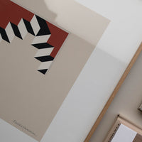 Alium(アリウム)は、デンマーク・コペンハーゲン発のアートとインテリアの融合を目指すポスターブランドかつギャラリーです。2010年代半ばにThe Poster Club創業者トーマスニッセン氏らによって設立され、歴史あるフレデリクスベルク市庁舎横の建物を拠点に、限定アート作品とオブジェを展示・販売しています。カラーや構図にこだわったポスターは、北欧的なスローライフや自然美を背景としつつ、無機質でミニマルな空間にも調和します。クラフトマンシップとデザイン性を重視し、アーティストとの協働によるオリジナリティ溢れる作品を通じて、「暮らしを美と創造性で豊かにする」姿勢を訴求しています。ギャラリーでは巡回展やアートイベントを定期開催し、既成のインテリア領域に留まらない文化的な体験の場を提供。ポスターという商材を媒介にしながらも、生活空間とアート空間の垣根を解き、個々の感性に触発を与えることをミッションとしています。