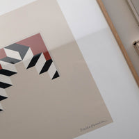 Alium(アリウム)は、デンマーク・コペンハーゲン発のアートとインテリアの融合を目指すポスターブランドかつギャラリーです。2010年代半ばにThe Poster Club創業者トーマスニッセン氏らによって設立され、歴史あるフレデリクスベルク市庁舎横の建物を拠点に、限定アート作品とオブジェを展示・販売しています。カラーや構図にこだわったポスターは、北欧的なスローライフや自然美を背景としつつ、無機質でミニマルな空間にも調和します。クラフトマンシップとデザイン性を重視し、アーティストとの協働によるオリジナリティ溢れる作品を通じて、「暮らしを美と創造性で豊かにする」姿勢を訴求しています。ギャラリーでは巡回展やアートイベントを定期開催し、既成のインテリア領域に留まらない文化的な体験の場を提供。ポスターという商材を媒介にしながらも、生活空間とアート空間の垣根を解き、個々の感性に触発を与えることをミッションとしています。