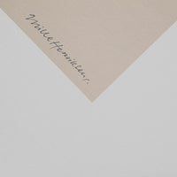 Alium(アリウム)は、デンマーク・コペンハーゲン発のアートとインテリアの融合を目指すポスターブランドかつギャラリーです。2010年代半ばにThe Poster Club創業者トーマスニッセン氏らによって設立され、歴史あるフレデリクスベルク市庁舎横の建物を拠点に、限定アート作品とオブジェを展示・販売しています。カラーや構図にこだわったポスターは、北欧的なスローライフや自然美を背景としつつ、無機質でミニマルな空間にも調和します。クラフトマンシップとデザイン性を重視し、アーティストとの協働によるオリジナリティ溢れる作品を通じて、「暮らしを美と創造性で豊かにする」姿勢を訴求しています。ギャラリーでは巡回展やアートイベントを定期開催し、既成のインテリア領域に留まらない文化的な体験の場を提供。ポスターという商材を媒介にしながらも、生活空間とアート空間の垣根を解き、個々の感性に触発を与えることをミッションとしています。