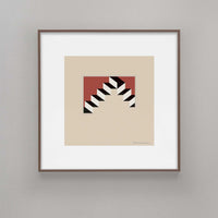 Alium(アリウム)は、デンマーク・コペンハーゲン発のアートとインテリアの融合を目指すポスターブランドかつギャラリーです。2010年代半ばにThe Poster Club創業者トーマスニッセン氏らによって設立され、歴史あるフレデリクスベルク市庁舎横の建物を拠点に、限定アート作品とオブジェを展示・販売しています。カラーや構図にこだわったポスターは、北欧的なスローライフや自然美を背景としつつ、無機質でミニマルな空間にも調和します。クラフトマンシップとデザイン性を重視し、アーティストとの協働によるオリジナリティ溢れる作品を通じて、「暮らしを美と創造性で豊かにする」姿勢を訴求しています。ギャラリーでは巡回展やアートイベントを定期開催し、既成のインテリア領域に留まらない文化的な体験の場を提供。ポスターという商材を媒介にしながらも、生活空間とアート空間の垣根を解き、個々の感性に触発を与えることをミッションとしています。