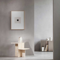 Alium(アリウム)は、デンマーク・コペンハーゲン発のアートとインテリアの融合を目指すポスターブランドかつギャラリーです。2010年代半ばにThe Poster Club創業者トーマスニッセン氏らによって設立され、歴史あるフレデリクスベルク市庁舎横の建物を拠点に、限定アート作品とオブジェを展示・販売しています。カラーや構図にこだわったポスターは、北欧的なスローライフや自然美を背景としつつ、無機質でミニマルな空間にも調和します。クラフトマンシップとデザイン性を重視し、アーティストとの協働によるオリジナリティ溢れる作品を通じて、「暮らしを美と創造性で豊かにする」姿勢を訴求しています。ギャラリーでは巡回展やアートイベントを定期開催し、既成のインテリア領域に留まらない文化的な体験の場を提供。ポスターという商材を媒介にしながらも、生活空間とアート空間の垣根を解き、個々の感性に触発を与えることをミッションとしています。