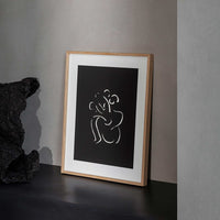 Alium(アリウム)は、デンマーク・コペンハーゲン発のアートとインテリアの融合を目指すポスターブランドかつギャラリーです。2010年代半ばにThe Poster Club創業者トーマスニッセン氏らによって設立され、歴史あるフレデリクスベルク市庁舎横の建物を拠点に、限定アート作品とオブジェを展示・販売しています。カラーや構図にこだわったポスターは、北欧的なスローライフや自然美を背景としつつ、無機質でミニマルな空間にも調和します。クラフトマンシップとデザイン性を重視し、アーティストとの協働によるオリジナリティ溢れる作品を通じて、「暮らしを美と創造性で豊かにする」姿勢を訴求しています。ギャラリーでは巡回展やアートイベントを定期開催し、既成のインテリア領域に留まらない文化的な体験の場を提供。ポスターという商材を媒介にしながらも、生活空間とアート空間の垣根を解き、個々の感性に触発を与えることをミッションとしています。