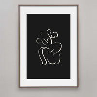 Alium(アリウム)は、デンマーク・コペンハーゲン発のアートとインテリアの融合を目指すポスターブランドかつギャラリーです。2010年代半ばにThe Poster Club創業者トーマスニッセン氏らによって設立され、歴史あるフレデリクスベルク市庁舎横の建物を拠点に、限定アート作品とオブジェを展示・販売しています。カラーや構図にこだわったポスターは、北欧的なスローライフや自然美を背景としつつ、無機質でミニマルな空間にも調和します。クラフトマンシップとデザイン性を重視し、アーティストとの協働によるオリジナリティ溢れる作品を通じて、「暮らしを美と創造性で豊かにする」姿勢を訴求しています。ギャラリーでは巡回展やアートイベントを定期開催し、既成のインテリア領域に留まらない文化的な体験の場を提供。ポスターという商材を媒介にしながらも、生活空間とアート空間の垣根を解き、個々の感性に触発を与えることをミッションとしています。