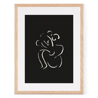 Alium(アリウム)は、デンマーク・コペンハーゲン発のアートとインテリアの融合を目指すポスターブランドかつギャラリーです。2010年代半ばにThe Poster Club創業者トーマスニッセン氏らによって設立され、歴史あるフレデリクスベルク市庁舎横の建物を拠点に、限定アート作品とオブジェを展示・販売しています。カラーや構図にこだわったポスターは、北欧的なスローライフや自然美を背景としつつ、無機質でミニマルな空間にも調和します。クラフトマンシップとデザイン性を重視し、アーティストとの協働によるオリジナリティ溢れる作品を通じて、「暮らしを美と創造性で豊かにする」姿勢を訴求しています。ギャラリーでは巡回展やアートイベントを定期開催し、既成のインテリア領域に留まらない文化的な体験の場を提供。ポスターという商材を媒介にしながらも、生活空間とアート空間の垣根を解き、個々の感性に触発を与えることをミッションとしています。