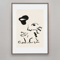 Alium(アリウム)は、デンマーク・コペンハーゲン発のアートとインテリアの融合を目指すポスターブランドかつギャラリーです。2010年代半ばにThe Poster Club創業者トーマスニッセン氏らによって設立され、歴史あるフレデリクスベルク市庁舎横の建物を拠点に、限定アート作品とオブジェを展示・販売しています。カラーや構図にこだわったポスターは、北欧的なスローライフや自然美を背景としつつ、無機質でミニマルな空間にも調和します。クラフトマンシップとデザイン性を重視し、アーティストとの協働によるオリジナリティ溢れる作品を通じて、「暮らしを美と創造性で豊かにする」姿勢を訴求しています。ギャラリーでは巡回展やアートイベントを定期開催し、既成のインテリア領域に留まらない文化的な体験の場を提供。ポスターという商材を媒介にしながらも、生活空間とアート空間の垣根を解き、個々の感性に触発を与えることをミッションとしています。