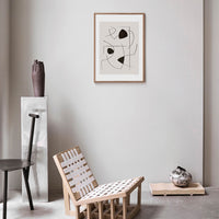 Alium(アリウム)は、デンマーク・コペンハーゲン発のアートとインテリアの融合を目指すポスターブランドかつギャラリーです。2010年代半ばにThe Poster Club創業者トーマスニッセン氏らによって設立され、歴史あるフレデリクスベルク市庁舎横の建物を拠点に、限定アート作品とオブジェを展示・販売しています。カラーや構図にこだわったポスターは、北欧的なスローライフや自然美を背景としつつ、無機質でミニマルな空間にも調和します。クラフトマンシップとデザイン性を重視し、アーティストとの協働によるオリジナリティ溢れる作品を通じて、「暮らしを美と創造性で豊かにする」姿勢を訴求しています。ギャラリーでは巡回展やアートイベントを定期開催し、既成のインテリア領域に留まらない文化的な体験の場を提供。ポスターという商材を媒介にしながらも、生活空間とアート空間の垣根を解き、個々の感性に触発を与えることをミッションとしています。