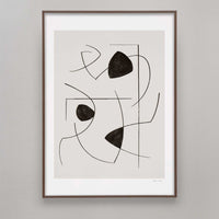 Alium(アリウム)は、デンマーク・コペンハーゲン発のアートとインテリアの融合を目指すポスターブランドかつギャラリーです。2010年代半ばにThe Poster Club創業者トーマスニッセン氏らによって設立され、歴史あるフレデリクスベルク市庁舎横の建物を拠点に、限定アート作品とオブジェを展示・販売しています。カラーや構図にこだわったポスターは、北欧的なスローライフや自然美を背景としつつ、無機質でミニマルな空間にも調和します。クラフトマンシップとデザイン性を重視し、アーティストとの協働によるオリジナリティ溢れる作品を通じて、「暮らしを美と創造性で豊かにする」姿勢を訴求しています。ギャラリーでは巡回展やアートイベントを定期開催し、既成のインテリア領域に留まらない文化的な体験の場を提供。ポスターという商材を媒介にしながらも、生活空間とアート空間の垣根を解き、個々の感性に触発を与えることをミッションとしています。