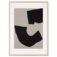 Alium(アリウム)は、デンマーク・コペンハーゲン発のアートとインテリアの融合を目指すポスターブランドかつギャラリーです。2010年代半ばにThe Poster Club創業者トーマスニッセン氏らによって設立され、歴史あるフレデリクスベルク市庁舎横の建物を拠点に、限定アート作品とオブジェを展示・販売しています。カラーや構図にこだわったポスターは、北欧的なスローライフや自然美を背景としつつ、無機質でミニマルな空間にも調和します。クラフトマンシップとデザイン性を重視し、アーティストとの協働によるオリジナリティ溢れる作品を通じて、「暮らしを美と創造性で豊かにする」姿勢を訴求しています。ギャラリーでは巡回展やアートイベントを定期開催し、既成のインテリア領域に留まらない文化的な体験の場を提供。ポスターという商材を媒介にしながらも、生活空間とアート空間の垣根を解き、個々の感性に触発を与えることをミッションとしています。