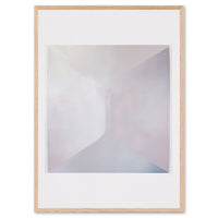 Alium(アリウム)は、デンマーク・コペンハーゲン発のアートとインテリアの融合を目指すポスターブランドかつギャラリーです。2010年代半ばにThe Poster Club創業者トーマスニッセン氏らによって設立され、歴史あるフレデリクスベルク市庁舎横の建物を拠点に、限定アート作品とオブジェを展示・販売しています。カラーや構図にこだわったポスターは、北欧的なスローライフや自然美を背景としつつ、無機質でミニマルな空間にも調和します。クラフトマンシップとデザイン性を重視し、アーティストとの協働によるオリジナリティ溢れる作品を通じて、「暮らしを美と創造性で豊かにする」姿勢を訴求しています。ギャラリーでは巡回展やアートイベントを定期開催し、既成のインテリア領域に留まらない文化的な体験の場を提供。ポスターという商材を媒介にしながらも、生活空間とアート空間の垣根を解き、個々の感性に触発を与えることをミッションとしています。