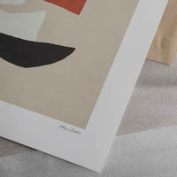 Alium(アリウム)は、デンマーク・コペンハーゲン発のアートとインテリアの融合を目指すポスターブランドかつギャラリーです。2010年代半ばにThe Poster Club創業者トーマスニッセン氏らによって設立され、歴史あるフレデリクスベルク市庁舎横の建物を拠点に、限定アート作品とオブジェを展示・販売しています。カラーや構図にこだわったポスターは、北欧的なスローライフや自然美を背景としつつ、無機質でミニマルな空間にも調和します。クラフトマンシップとデザイン性を重視し、アーティストとの協働によるオリジナリティ溢れる作品を通じて、「暮らしを美と創造性で豊かにする」姿勢を訴求しています。ギャラリーでは巡回展やアートイベントを定期開催し、既成のインテリア領域に留まらない文化的な体験の場を提供。ポスターという商材を媒介にしながらも、生活空間とアート空間の垣根を解き、個々の感性に触発を与えることをミッションとしています。