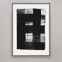 Alium(アリウム)は、デンマーク・コペンハーゲン発のアートとインテリアの融合を目指すポスターブランドかつギャラリーです。2010年代半ばにThe Poster Club創業者トーマスニッセン氏らによって設立され、歴史あるフレデリクスベルク市庁舎横の建物を拠点に、限定アート作品とオブジェを展示・販売しています。カラーや構図にこだわったポスターは、北欧的なスローライフや自然美を背景としつつ、無機質でミニマルな空間にも調和します。クラフトマンシップとデザイン性を重視し、アーティストとの協働によるオリジナリティ溢れる作品を通じて、「暮らしを美と創造性で豊かにする」姿勢を訴求しています。ギャラリーでは巡回展やアートイベントを定期開催し、既成のインテリア領域に留まらない文化的な体験の場を提供。ポスターという商材を媒介にしながらも、生活空間とアート空間の垣根を解き、個々の感性に触発を与えることをミッションとしています。