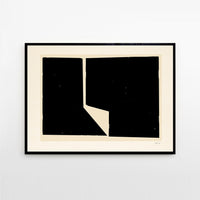 Alium(アリウム)は、デンマーク・コペンハーゲン発のアートとインテリアの融合を目指すポスターブランドかつギャラリーです。2010年代半ばにThe Poster Club創業者トーマスニッセン氏らによって設立され、歴史あるフレデリクスベルク市庁舎横の建物を拠点に、限定アート作品とオブジェを展示・販売しています。カラーや構図にこだわったポスターは、北欧的なスローライフや自然美を背景としつつ、無機質でミニマルな空間にも調和します。クラフトマンシップとデザイン性を重視し、アーティストとの協働によるオリジナリティ溢れる作品を通じて、「暮らしを美と創造性で豊かにする」姿勢を訴求しています。ギャラリーでは巡回展やアートイベントを定期開催し、既成のインテリア領域に留まらない文化的な体験の場を提供。ポスターという商材を媒介にしながらも、生活空間とアート空間の垣根を解き、個々の感性に触発を与えることをミッションとしています。