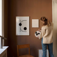 Alium(アリウム)は、デンマーク・コペンハーゲン発のアートとインテリアの融合を目指すポスターブランドかつギャラリーです。2010年代半ばにThe Poster Club創業者トーマスニッセン氏らによって設立され、歴史あるフレデリクスベルク市庁舎横の建物を拠点に、限定アート作品とオブジェを展示・販売しています。カラーや構図にこだわったポスターは、北欧的なスローライフや自然美を背景としつつ、無機質でミニマルな空間にも調和します。クラフトマンシップとデザイン性を重視し、アーティストとの協働によるオリジナリティ溢れる作品を通じて、「暮らしを美と創造性で豊かにする」姿勢を訴求しています。ギャラリーでは巡回展やアートイベントを定期開催し、既成のインテリア領域に留まらない文化的な体験の場を提供。ポスターという商材を媒介にしながらも、生活空間とアート空間の垣根を解き、個々の感性に触発を与えることをミッションとしています。