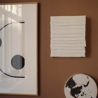 Alium(アリウム)は、デンマーク・コペンハーゲン発のアートとインテリアの融合を目指すポスターブランドかつギャラリーです。2010年代半ばにThe Poster Club創業者トーマスニッセン氏らによって設立され、歴史あるフレデリクスベルク市庁舎横の建物を拠点に、限定アート作品とオブジェを展示・販売しています。カラーや構図にこだわったポスターは、北欧的なスローライフや自然美を背景としつつ、無機質でミニマルな空間にも調和します。クラフトマンシップとデザイン性を重視し、アーティストとの協働によるオリジナリティ溢れる作品を通じて、「暮らしを美と創造性で豊かにする」姿勢を訴求しています。ギャラリーでは巡回展やアートイベントを定期開催し、既成のインテリア領域に留まらない文化的な体験の場を提供。ポスターという商材を媒介にしながらも、生活空間とアート空間の垣根を解き、個々の感性に触発を与えることをミッションとしています。