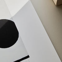 Alium(アリウム)は、デンマーク・コペンハーゲン発のアートとインテリアの融合を目指すポスターブランドかつギャラリーです。2010年代半ばにThe Poster Club創業者トーマスニッセン氏らによって設立され、歴史あるフレデリクスベルク市庁舎横の建物を拠点に、限定アート作品とオブジェを展示・販売しています。カラーや構図にこだわったポスターは、北欧的なスローライフや自然美を背景としつつ、無機質でミニマルな空間にも調和します。クラフトマンシップとデザイン性を重視し、アーティストとの協働によるオリジナリティ溢れる作品を通じて、「暮らしを美と創造性で豊かにする」姿勢を訴求しています。ギャラリーでは巡回展やアートイベントを定期開催し、既成のインテリア領域に留まらない文化的な体験の場を提供。ポスターという商材を媒介にしながらも、生活空間とアート空間の垣根を解き、個々の感性に触発を与えることをミッションとしています。