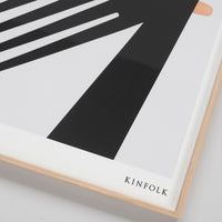 Alium(アリウム)は、デンマーク・コペンハーゲン発のアートとインテリアの融合を目指すポスターブランドかつギャラリーです。2010年代半ばにThe Poster Club創業者トーマスニッセン氏らによって設立され、歴史あるフレデリクスベルク市庁舎横の建物を拠点に、限定アート作品とオブジェを展示・販売しています。カラーや構図にこだわったポスターは、北欧的なスローライフや自然美を背景としつつ、無機質でミニマルな空間にも調和します。クラフトマンシップとデザイン性を重視し、アーティストとの協働によるオリジナリティ溢れる作品を通じて、「暮らしを美と創造性で豊かにする」姿勢を訴求しています。ギャラリーでは巡回展やアートイベントを定期開催し、既成のインテリア領域に留まらない文化的な体験の場を提供。ポスターという商材を媒介にしながらも、生活空間とアート空間の垣根を解き、個々の感性に触発を与えることをミッションとしています。