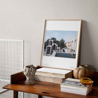 Alium(アリウム)は、デンマーク・コペンハーゲン発のアートとインテリアの融合を目指すポスターブランドかつギャラリーです。2010年代半ばにThe Poster Club創業者トーマスニッセン氏らによって設立され、歴史あるフレデリクスベルク市庁舎横の建物を拠点に、限定アート作品とオブジェを展示・販売しています。カラーや構図にこだわったポスターは、北欧的なスローライフや自然美を背景としつつ、無機質でミニマルな空間にも調和します。クラフトマンシップとデザイン性を重視し、アーティストとの協働によるオリジナリティ溢れる作品を通じて、「暮らしを美と創造性で豊かにする」姿勢を訴求しています。ギャラリーでは巡回展やアートイベントを定期開催し、既成のインテリア領域に留まらない文化的な体験の場を提供。ポスターという商材を媒介にしながらも、生活空間とアート空間の垣根を解き、個々の感性に触発を与えることをミッションとしています。