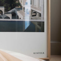 Alium(アリウム)は、デンマーク・コペンハーゲン発のアートとインテリアの融合を目指すポスターブランドかつギャラリーです。2010年代半ばにThe Poster Club創業者トーマスニッセン氏らによって設立され、歴史あるフレデリクスベルク市庁舎横の建物を拠点に、限定アート作品とオブジェを展示・販売しています。カラーや構図にこだわったポスターは、北欧的なスローライフや自然美を背景としつつ、無機質でミニマルな空間にも調和します。クラフトマンシップとデザイン性を重視し、アーティストとの協働によるオリジナリティ溢れる作品を通じて、「暮らしを美と創造性で豊かにする」姿勢を訴求しています。ギャラリーでは巡回展やアートイベントを定期開催し、既成のインテリア領域に留まらない文化的な体験の場を提供。ポスターという商材を媒介にしながらも、生活空間とアート空間の垣根を解き、個々の感性に触発を与えることをミッションとしています。