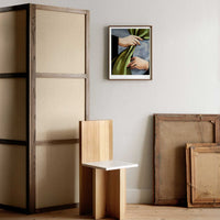 Alium(アリウム)は、デンマーク・コペンハーゲン発のアートとインテリアの融合を目指すポスターブランドかつギャラリーです。2010年代半ばにThe Poster Club創業者トーマスニッセン氏らによって設立され、歴史あるフレデリクスベルク市庁舎横の建物を拠点に、限定アート作品とオブジェを展示・販売しています。カラーや構図にこだわったポスターは、北欧的なスローライフや自然美を背景としつつ、無機質でミニマルな空間にも調和します。クラフトマンシップとデザイン性を重視し、アーティストとの協働によるオリジナリティ溢れる作品を通じて、「暮らしを美と創造性で豊かにする」姿勢を訴求しています。ギャラリーでは巡回展やアートイベントを定期開催し、既成のインテリア領域に留まらない文化的な体験の場を提供。ポスターという商材を媒介にしながらも、生活空間とアート空間の垣根を解き、個々の感性に触発を与えることをミッションとしています。