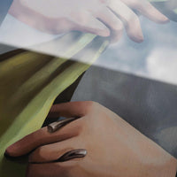 Alium(アリウム)は、デンマーク・コペンハーゲン発のアートとインテリアの融合を目指すポスターブランドかつギャラリーです。2010年代半ばにThe Poster Club創業者トーマスニッセン氏らによって設立され、歴史あるフレデリクスベルク市庁舎横の建物を拠点に、限定アート作品とオブジェを展示・販売しています。カラーや構図にこだわったポスターは、北欧的なスローライフや自然美を背景としつつ、無機質でミニマルな空間にも調和します。クラフトマンシップとデザイン性を重視し、アーティストとの協働によるオリジナリティ溢れる作品を通じて、「暮らしを美と創造性で豊かにする」姿勢を訴求しています。ギャラリーでは巡回展やアートイベントを定期開催し、既成のインテリア領域に留まらない文化的な体験の場を提供。ポスターという商材を媒介にしながらも、生活空間とアート空間の垣根を解き、個々の感性に触発を与えることをミッションとしています。