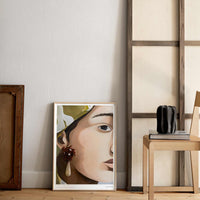 Alium(アリウム)は、デンマーク・コペンハーゲン発のアートとインテリアの融合を目指すポスターブランドかつギャラリーです。2010年代半ばにThe Poster Club創業者トーマスニッセン氏らによって設立され、歴史あるフレデリクスベルク市庁舎横の建物を拠点に、限定アート作品とオブジェを展示・販売しています。カラーや構図にこだわったポスターは、北欧的なスローライフや自然美を背景としつつ、無機質でミニマルな空間にも調和します。クラフトマンシップとデザイン性を重視し、アーティストとの協働によるオリジナリティ溢れる作品を通じて、「暮らしを美と創造性で豊かにする」姿勢を訴求しています。ギャラリーでは巡回展やアートイベントを定期開催し、既成のインテリア領域に留まらない文化的な体験の場を提供。ポスターという商材を媒介にしながらも、生活空間とアート空間の垣根を解き、個々の感性に触発を与えることをミッションとしています。