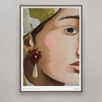 Alium(アリウム)は、デンマーク・コペンハーゲン発のアートとインテリアの融合を目指すポスターブランドかつギャラリーです。2010年代半ばにThe Poster Club創業者トーマスニッセン氏らによって設立され、歴史あるフレデリクスベルク市庁舎横の建物を拠点に、限定アート作品とオブジェを展示・販売しています。カラーや構図にこだわったポスターは、北欧的なスローライフや自然美を背景としつつ、無機質でミニマルな空間にも調和します。クラフトマンシップとデザイン性を重視し、アーティストとの協働によるオリジナリティ溢れる作品を通じて、「暮らしを美と創造性で豊かにする」姿勢を訴求しています。ギャラリーでは巡回展やアートイベントを定期開催し、既成のインテリア領域に留まらない文化的な体験の場を提供。ポスターという商材を媒介にしながらも、生活空間とアート空間の垣根を解き、個々の感性に触発を与えることをミッションとしています。