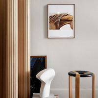 Alium(アリウム)は、デンマーク・コペンハーゲン発のアートとインテリアの融合を目指すポスターブランドかつギャラリーです。2010年代半ばにThe Poster Club創業者トーマスニッセン氏らによって設立され、歴史あるフレデリクスベルク市庁舎横の建物を拠点に、限定アート作品とオブジェを展示・販売しています。カラーや構図にこだわったポスターは、北欧的なスローライフや自然美を背景としつつ、無機質でミニマルな空間にも調和します。クラフトマンシップとデザイン性を重視し、アーティストとの協働によるオリジナリティ溢れる作品を通じて、「暮らしを美と創造性で豊かにする」姿勢を訴求しています。ギャラリーでは巡回展やアートイベントを定期開催し、既成のインテリア領域に留まらない文化的な体験の場を提供。ポスターという商材を媒介にしながらも、生活空間とアート空間の垣根を解き、個々の感性に触発を与えることをミッションとしています。