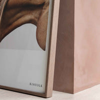 Alium(アリウム)は、デンマーク・コペンハーゲン発のアートとインテリアの融合を目指すポスターブランドかつギャラリーです。2010年代半ばにThe Poster Club創業者トーマスニッセン氏らによって設立され、歴史あるフレデリクスベルク市庁舎横の建物を拠点に、限定アート作品とオブジェを展示・販売しています。カラーや構図にこだわったポスターは、北欧的なスローライフや自然美を背景としつつ、無機質でミニマルな空間にも調和します。クラフトマンシップとデザイン性を重視し、アーティストとの協働によるオリジナリティ溢れる作品を通じて、「暮らしを美と創造性で豊かにする」姿勢を訴求しています。ギャラリーでは巡回展やアートイベントを定期開催し、既成のインテリア領域に留まらない文化的な体験の場を提供。ポスターという商材を媒介にしながらも、生活空間とアート空間の垣根を解き、個々の感性に触発を与えることをミッションとしています。