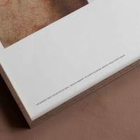 Alium(アリウム)は、デンマーク・コペンハーゲン発のアートとインテリアの融合を目指すポスターブランドかつギャラリーです。2010年代半ばにThe Poster Club創業者トーマスニッセン氏らによって設立され、歴史あるフレデリクスベルク市庁舎横の建物を拠点に、限定アート作品とオブジェを展示・販売しています。カラーや構図にこだわったポスターは、北欧的なスローライフや自然美を背景としつつ、無機質でミニマルな空間にも調和します。クラフトマンシップとデザイン性を重視し、アーティストとの協働によるオリジナリティ溢れる作品を通じて、「暮らしを美と創造性で豊かにする」姿勢を訴求しています。ギャラリーでは巡回展やアートイベントを定期開催し、既成のインテリア領域に留まらない文化的な体験の場を提供。ポスターという商材を媒介にしながらも、生活空間とアート空間の垣根を解き、個々の感性に触発を与えることをミッションとしています。