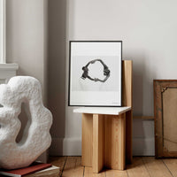 Alium(アリウム)は、デンマーク・コペンハーゲン発のアートとインテリアの融合を目指すポスターブランドかつギャラリーです。2010年代半ばにThe Poster Club創業者トーマスニッセン氏らによって設立され、歴史あるフレデリクスベルク市庁舎横の建物を拠点に、限定アート作品とオブジェを展示・販売しています。カラーや構図にこだわったポスターは、北欧的なスローライフや自然美を背景としつつ、無機質でミニマルな空間にも調和します。クラフトマンシップとデザイン性を重視し、アーティストとの協働によるオリジナリティ溢れる作品を通じて、「暮らしを美と創造性で豊かにする」姿勢を訴求しています。ギャラリーでは巡回展やアートイベントを定期開催し、既成のインテリア領域に留まらない文化的な体験の場を提供。ポスターという商材を媒介にしながらも、生活空間とアート空間の垣根を解き、個々の感性に触発を与えることをミッションとしています。