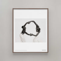 Alium(アリウム)は、デンマーク・コペンハーゲン発のアートとインテリアの融合を目指すポスターブランドかつギャラリーです。2010年代半ばにThe Poster Club創業者トーマスニッセン氏らによって設立され、歴史あるフレデリクスベルク市庁舎横の建物を拠点に、限定アート作品とオブジェを展示・販売しています。カラーや構図にこだわったポスターは、北欧的なスローライフや自然美を背景としつつ、無機質でミニマルな空間にも調和します。クラフトマンシップとデザイン性を重視し、アーティストとの協働によるオリジナリティ溢れる作品を通じて、「暮らしを美と創造性で豊かにする」姿勢を訴求しています。ギャラリーでは巡回展やアートイベントを定期開催し、既成のインテリア領域に留まらない文化的な体験の場を提供。ポスターという商材を媒介にしながらも、生活空間とアート空間の垣根を解き、個々の感性に触発を与えることをミッションとしています。