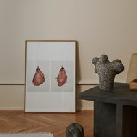 Alium(アリウム)は、デンマーク・コペンハーゲン発のアートとインテリアの融合を目指すポスターブランドかつギャラリーです。2010年代半ばにThe Poster Club創業者トーマスニッセン氏らによって設立され、歴史あるフレデリクスベルク市庁舎横の建物を拠点に、限定アート作品とオブジェを展示・販売しています。カラーや構図にこだわったポスターは、北欧的なスローライフや自然美を背景としつつ、無機質でミニマルな空間にも調和します。クラフトマンシップとデザイン性を重視し、アーティストとの協働によるオリジナリティ溢れる作品を通じて、「暮らしを美と創造性で豊かにする」姿勢を訴求しています。ギャラリーでは巡回展やアートイベントを定期開催し、既成のインテリア領域に留まらない文化的な体験の場を提供。ポスターという商材を媒介にしながらも、生活空間とアート空間の垣根を解き、個々の感性に触発を与えることをミッションとしています。