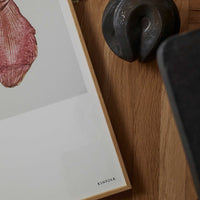 Alium(アリウム)は、デンマーク・コペンハーゲン発のアートとインテリアの融合を目指すポスターブランドかつギャラリーです。2010年代半ばにThe Poster Club創業者トーマスニッセン氏らによって設立され、歴史あるフレデリクスベルク市庁舎横の建物を拠点に、限定アート作品とオブジェを展示・販売しています。カラーや構図にこだわったポスターは、北欧的なスローライフや自然美を背景としつつ、無機質でミニマルな空間にも調和します。クラフトマンシップとデザイン性を重視し、アーティストとの協働によるオリジナリティ溢れる作品を通じて、「暮らしを美と創造性で豊かにする」姿勢を訴求しています。ギャラリーでは巡回展やアートイベントを定期開催し、既成のインテリア領域に留まらない文化的な体験の場を提供。ポスターという商材を媒介にしながらも、生活空間とアート空間の垣根を解き、個々の感性に触発を与えることをミッションとしています。