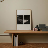 Alium(アリウム)は、デンマーク・コペンハーゲン発のアートとインテリアの融合を目指すポスターブランドかつギャラリーです。2010年代半ばにThe Poster Club創業者トーマスニッセン氏らによって設立され、歴史あるフレデリクスベルク市庁舎横の建物を拠点に、限定アート作品とオブジェを展示・販売しています。カラーや構図にこだわったポスターは、北欧的なスローライフや自然美を背景としつつ、無機質でミニマルな空間にも調和します。クラフトマンシップとデザイン性を重視し、アーティストとの協働によるオリジナリティ溢れる作品を通じて、「暮らしを美と創造性で豊かにする」姿勢を訴求しています。ギャラリーでは巡回展やアートイベントを定期開催し、既成のインテリア領域に留まらない文化的な体験の場を提供。ポスターという商材を媒介にしながらも、生活空間とアート空間の垣根を解き、個々の感性に触発を与えることをミッションとしています。