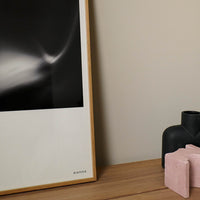 Alium(アリウム)は、デンマーク・コペンハーゲン発のアートとインテリアの融合を目指すポスターブランドかつギャラリーです。2010年代半ばにThe Poster Club創業者トーマスニッセン氏らによって設立され、歴史あるフレデリクスベルク市庁舎横の建物を拠点に、限定アート作品とオブジェを展示・販売しています。カラーや構図にこだわったポスターは、北欧的なスローライフや自然美を背景としつつ、無機質でミニマルな空間にも調和します。クラフトマンシップとデザイン性を重視し、アーティストとの協働によるオリジナリティ溢れる作品を通じて、「暮らしを美と創造性で豊かにする」姿勢を訴求しています。ギャラリーでは巡回展やアートイベントを定期開催し、既成のインテリア領域に留まらない文化的な体験の場を提供。ポスターという商材を媒介にしながらも、生活空間とアート空間の垣根を解き、個々の感性に触発を与えることをミッションとしています。