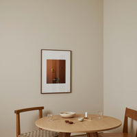 Alium(アリウム)は、デンマーク・コペンハーゲン発のアートとインテリアの融合を目指すポスターブランドかつギャラリーです。2010年代半ばにThe Poster Club創業者トーマスニッセン氏らによって設立され、歴史あるフレデリクスベルク市庁舎横の建物を拠点に、限定アート作品とオブジェを展示・販売しています。カラーや構図にこだわったポスターは、北欧的なスローライフや自然美を背景としつつ、無機質でミニマルな空間にも調和します。クラフトマンシップとデザイン性を重視し、アーティストとの協働によるオリジナリティ溢れる作品を通じて、「暮らしを美と創造性で豊かにする」姿勢を訴求しています。ギャラリーでは巡回展やアートイベントを定期開催し、既成のインテリア領域に留まらない文化的な体験の場を提供。ポスターという商材を媒介にしながらも、生活空間とアート空間の垣根を解き、個々の感性に触発を与えることをミッションとしています。