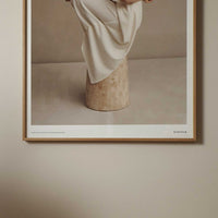 Alium(アリウム)は、デンマーク・コペンハーゲン発のアートとインテリアの融合を目指すポスターブランドかつギャラリーです。2010年代半ばにThe Poster Club創業者トーマスニッセン氏らによって設立され、歴史あるフレデリクスベルク市庁舎横の建物を拠点に、限定アート作品とオブジェを展示・販売しています。カラーや構図にこだわったポスターは、北欧的なスローライフや自然美を背景としつつ、無機質でミニマルな空間にも調和します。クラフトマンシップとデザイン性を重視し、アーティストとの協働によるオリジナリティ溢れる作品を通じて、「暮らしを美と創造性で豊かにする」姿勢を訴求しています。ギャラリーでは巡回展やアートイベントを定期開催し、既成のインテリア領域に留まらない文化的な体験の場を提供。ポスターという商材を媒介にしながらも、生活空間とアート空間の垣根を解き、個々の感性に触発を与えることをミッションとしています。