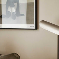 Alium(アリウム)は、デンマーク・コペンハーゲン発のアートとインテリアの融合を目指すポスターブランドかつギャラリーです。2010年代半ばにThe Poster Club創業者トーマスニッセン氏らによって設立され、歴史あるフレデリクスベルク市庁舎横の建物を拠点に、限定アート作品とオブジェを展示・販売しています。カラーや構図にこだわったポスターは、北欧的なスローライフや自然美を背景としつつ、無機質でミニマルな空間にも調和します。クラフトマンシップとデザイン性を重視し、アーティストとの協働によるオリジナリティ溢れる作品を通じて、「暮らしを美と創造性で豊かにする」姿勢を訴求しています。ギャラリーでは巡回展やアートイベントを定期開催し、既成のインテリア領域に留まらない文化的な体験の場を提供。ポスターという商材を媒介にしながらも、生活空間とアート空間の垣根を解き、個々の感性に触発を与えることをミッションとしています。