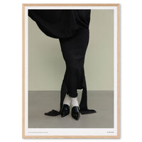 Alium(アリウム)は、デンマーク・コペンハーゲン発のアートとインテリアの融合を目指すポスターブランドかつギャラリーです。2010年代半ばにThe Poster Club創業者トーマスニッセン氏らによって設立され、歴史あるフレデリクスベルク市庁舎横の建物を拠点に、限定アート作品とオブジェを展示・販売しています。カラーや構図にこだわったポスターは、北欧的なスローライフや自然美を背景としつつ、無機質でミニマルな空間にも調和します。クラフトマンシップとデザイン性を重視し、アーティストとの協働によるオリジナリティ溢れる作品を通じて、「暮らしを美と創造性で豊かにする」姿勢を訴求しています。ギャラリーでは巡回展やアートイベントを定期開催し、既成のインテリア領域に留まらない文化的な体験の場を提供。ポスターという商材を媒介にしながらも、生活空間とアート空間の垣根を解き、個々の感性に触発を与えることをミッションとしています。