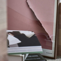 Alium(アリウム)は、デンマーク・コペンハーゲン発のアートとインテリアの融合を目指すポスターブランドかつギャラリーです。2010年代半ばにThe Poster Club創業者トーマスニッセン氏らによって設立され、歴史あるフレデリクスベルク市庁舎横の建物を拠点に、限定アート作品とオブジェを展示・販売しています。カラーや構図にこだわったポスターは、北欧的なスローライフや自然美を背景としつつ、無機質でミニマルな空間にも調和します。クラフトマンシップとデザイン性を重視し、アーティストとの協働によるオリジナリティ溢れる作品を通じて、「暮らしを美と創造性で豊かにする」姿勢を訴求しています。ギャラリーでは巡回展やアートイベントを定期開催し、既成のインテリア領域に留まらない文化的な体験の場を提供。ポスターという商材を媒介にしながらも、生活空間とアート空間の垣根を解き、個々の感性に触発を与えることをミッションとしています。