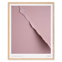 Alium(アリウム)は、デンマーク・コペンハーゲン発のアートとインテリアの融合を目指すポスターブランドかつギャラリーです。2010年代半ばにThe Poster Club創業者トーマスニッセン氏らによって設立され、歴史あるフレデリクスベルク市庁舎横の建物を拠点に、限定アート作品とオブジェを展示・販売しています。カラーや構図にこだわったポスターは、北欧的なスローライフや自然美を背景としつつ、無機質でミニマルな空間にも調和します。クラフトマンシップとデザイン性を重視し、アーティストとの協働によるオリジナリティ溢れる作品を通じて、「暮らしを美と創造性で豊かにする」姿勢を訴求しています。ギャラリーでは巡回展やアートイベントを定期開催し、既成のインテリア領域に留まらない文化的な体験の場を提供。ポスターという商材を媒介にしながらも、生活空間とアート空間の垣根を解き、個々の感性に触発を与えることをミッションとしています。