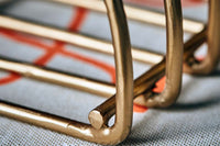 house doctorはデンマークのブランドです。人々が独自の空間を創造するのを刺激し支援したいという願望に基づいて生まれました。ブランドの美学はスカンジナビアンの伝統のデザインに根付いており、そこにインダストリアルなどの要素や世界中からのインスピレーションを加えています。彼らの製品は素材や質感などの細部にこだわったユニークなものだと感じます。