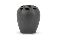 house doctorはデンマークのブランドです。人々が独自の空間を創造するのを刺激し支援したいという願望に基づいて生まれました。ブランドの美学はスカンジナビアンの伝統のデザインに根付いており、そこにインダストリアルなどの要素や世界中からのインスピレーションを加えています。彼らの製品は素材や質感などの細部にこだわったユニークなものだと感じます。