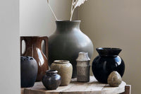 house doctorはデンマークのブランドです。人々が独自の空間を創造するのを刺激し支援したいという願望に基づいて生まれました。ブランドの美学はスカンジナビアンの伝統のデザインに根付いており、そこにインダストリアルなどの要素や世界中からのインスピレーションを加えています。彼らの製品は素材や質感などの細部にこだわったユニークなものだと感じます。