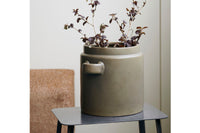 housedoctorはデンマークのブランドです。人々が独自の空間を創造するのを刺激し支援したいという願望に基づいて生まれました。ブランドの美学はスカンジナビアンの伝統のデザインに根付いており、そこにインダストリアルなどの要素や世界中からのインスピレーションを加えています。彼らの製品は素材や質感などの細部にこだわったユニークなものだと感じます。