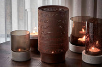 house doctorはデンマークのブランドです。人々が独自の空間を創造するのを刺激し支援したいという願望に基づいて生まれました。ブランドの美学はスカンジナビアンの伝統のデザインに根付いており、そこにインダストリアルなどの要素や世界中からのインスピレーションを加えています。彼らの製品は素材や質感などの細部にこだわったユニークなものだと感じます。